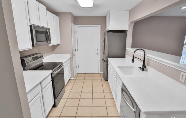 3-bedroom rental at 1703 Desert Willow in San Antonio, TX — photo 4