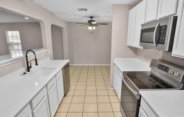3-bedroom rental at 1703 Desert Willow in San Antonio, TX — photo 5