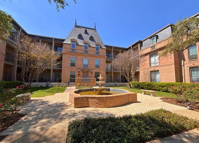 7709 Broadway Unit 323 — photo 1