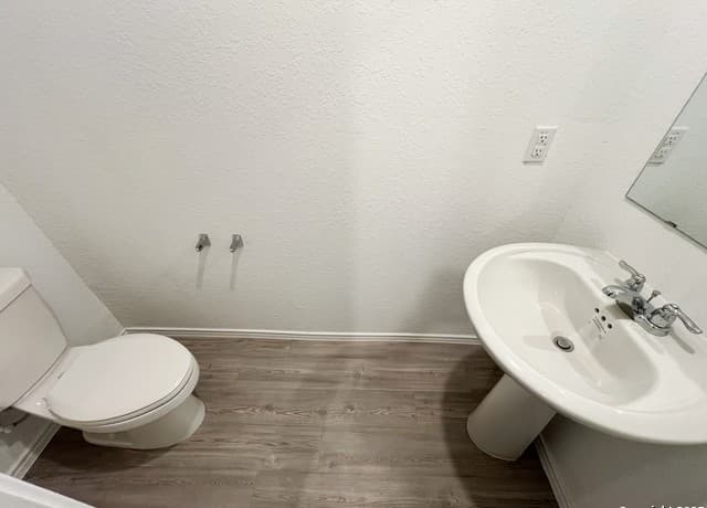 4-bedroom rental at 7227 Satellite Way in San Antonio, TX — photo 3
