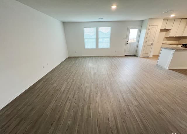 4-bedroom rental at 7227 Satellite Way in San Antonio, TX — photo 5
