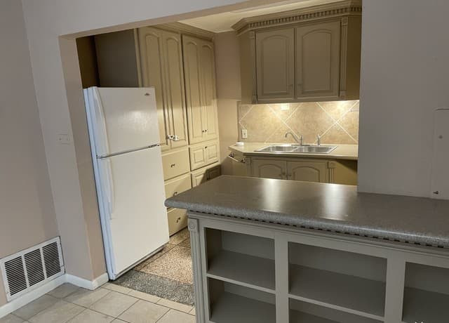 2-bedroom rental at 567 Gilbert Lane Unit 2 Unit 2 in San Antonio, TX — photo 3