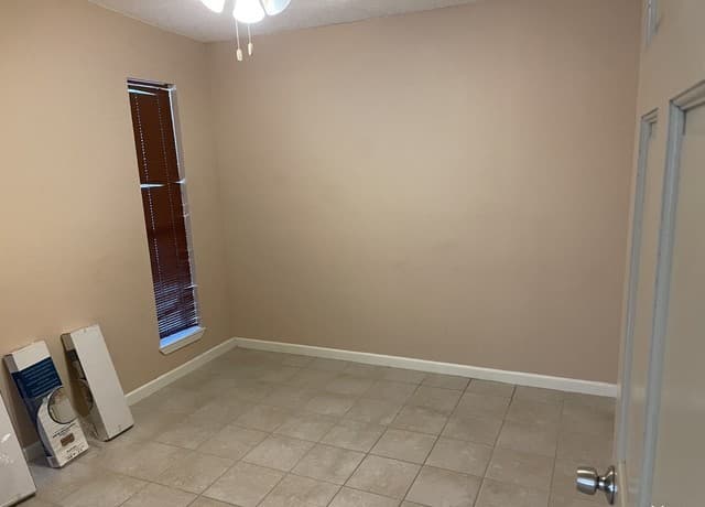 2-bedroom rental at 567 Gilbert Lane Unit 2 Unit 2 in San Antonio, TX — photo 4
