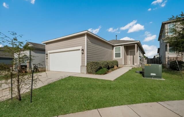 3-bedroom rental at 13015 Kathleen St in St Hedwig, TX — photo 2
