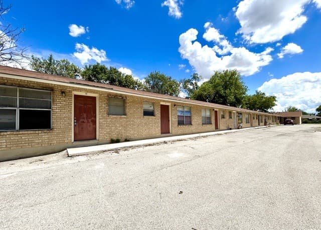 1-bedroom rental at 643 W Summit Ave Unit 12 in San Antonio TX
