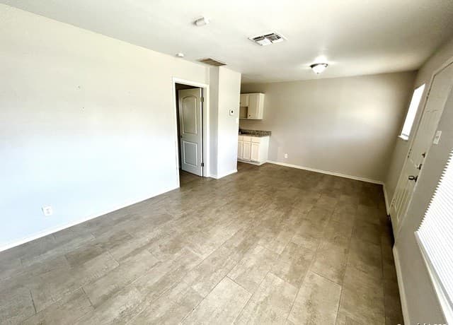 1-bedroom rental at 643 W Summit Ave Unit 12 in San Antonio, TX — photo 2