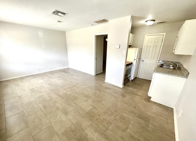 1-bedroom rental at 643 W Summit Ave Unit 12 in San Antonio, TX — photo 3