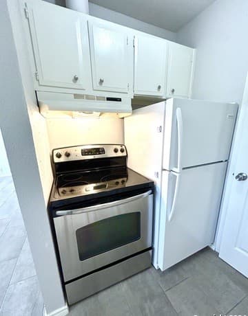 1-bedroom rental at 643 W Summit Ave Unit 12 in San Antonio, TX — photo 4