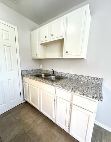 1-bedroom rental at 643 W Summit Ave Unit 12 in San Antonio, TX — photo 5