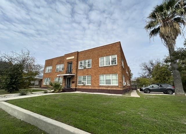 2-bedroom rental at 1409 W Woodlawn Avenue Unit 4 in San Antonio, TX — photo 2