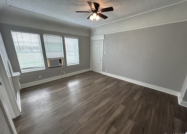 2-bedroom rental at 1409 W Woodlawn Avenue Unit 4 in San Antonio, TX — photo 4