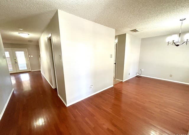 4-bedroom rental at 8111 Mescal Trail in San Antonio, TX — photo 3