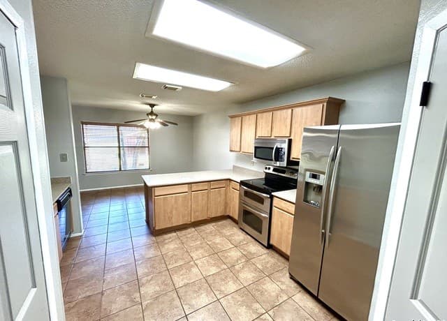 4-bedroom rental at 8111 Mescal Trail in San Antonio, TX — photo 5