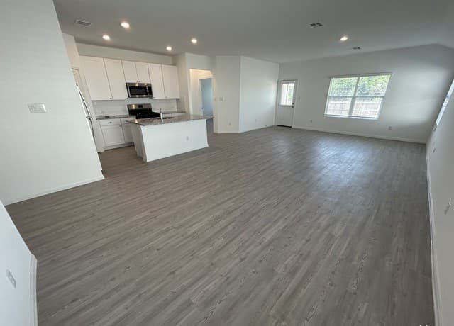 4-bedroom rental at 14706 Somerset Mill in San Antonio, TX — photo 3