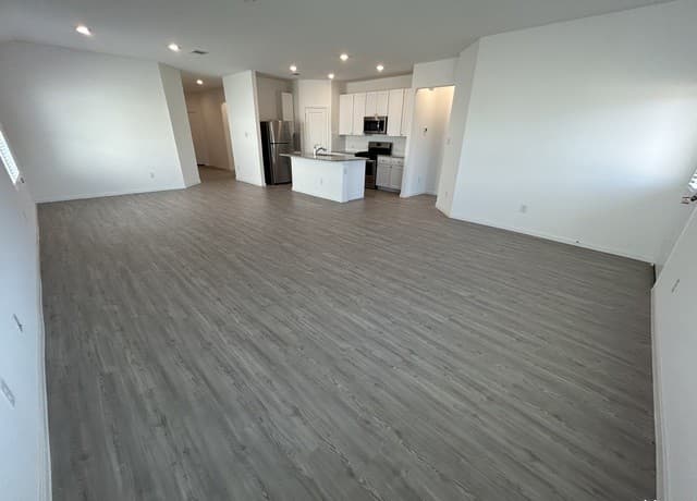 4-bedroom rental at 14706 Somerset Mill in San Antonio, TX — photo 4