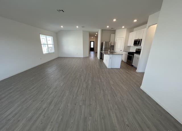 4-bedroom rental at 14706 Somerset Mill in San Antonio, TX — photo 5