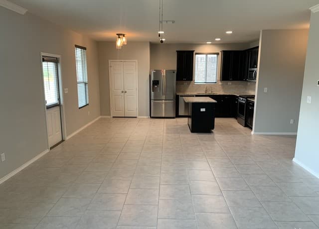 4-bedroom rental at 1451 Polydora in San Antonio, TX — photo 4