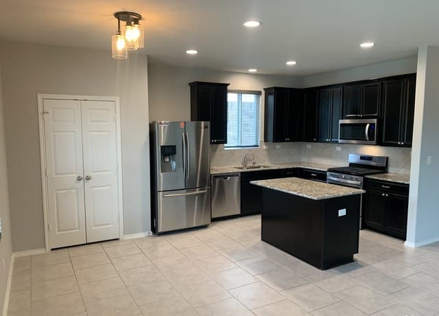 4-bedroom rental at 1451 Polydora in San Antonio, TX — photo 5