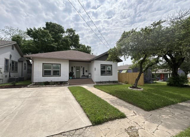 3-bedroom rental at 628 W Magnolia Ave in San Antonio, TX — photo 2
