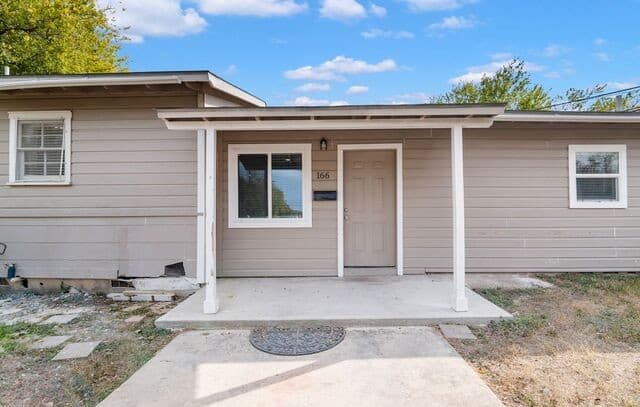 2-bedroom rental at 166 El Monte Unit 2 in San Antonio, TX — photo 2