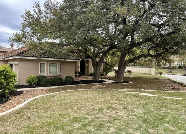 3-bedroom rental at 402 Cameron in San Antonio, TX — photo 2