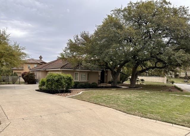 3-bedroom rental at 402 Cameron in San Antonio, TX — photo 3