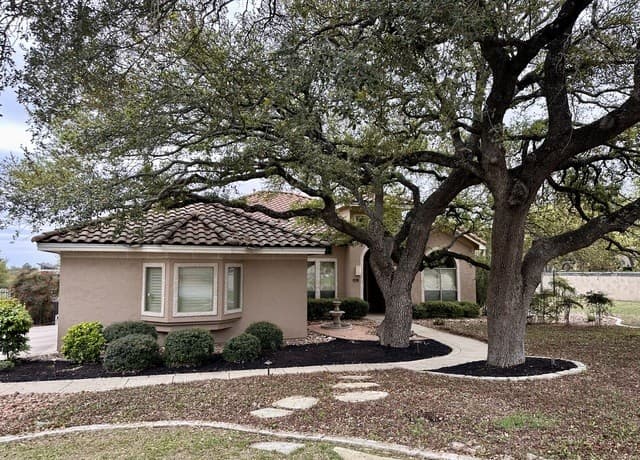 3-bedroom rental at 402 Cameron in San Antonio, TX — photo 5