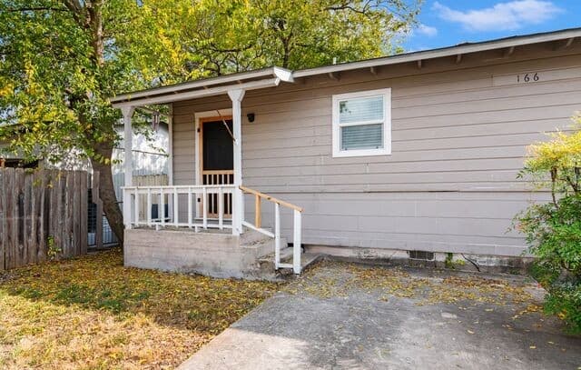 1-bedroom rental at 166 El Monte Unit 1 in San Antonio, TX — photo 2
