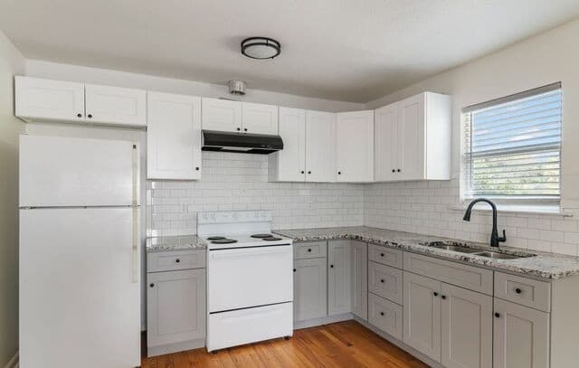 1-bedroom rental at 166 El Monte Unit 1 in San Antonio, TX — photo 3