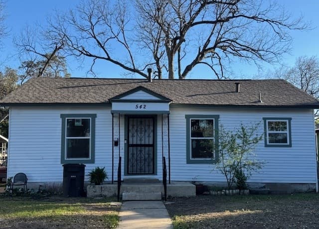 3-bedroom rental at 542 Drake in San Antonio, TX — photo 2