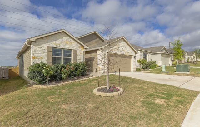 4-bedroom rental at 5538 Jade Valley in San Antonio, TX — photo 2