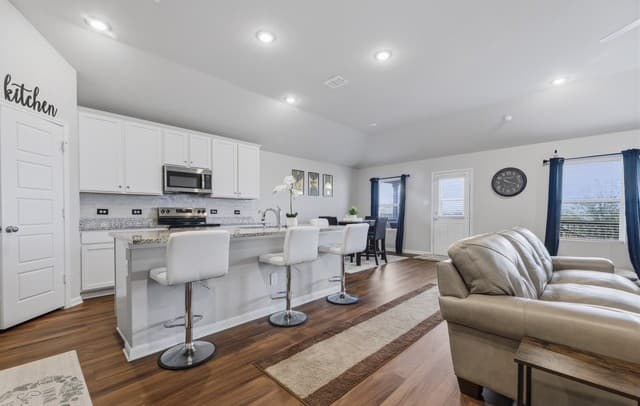4-bedroom rental at 5538 Jade Valley in San Antonio, TX — photo 3