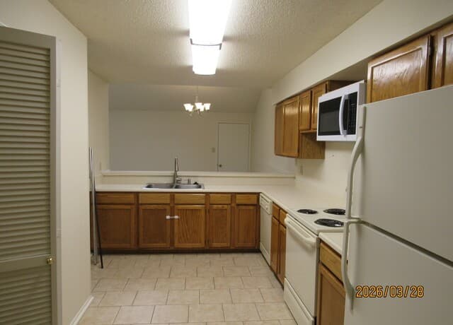 2-bedroom rental at 12402 Autumn Vista Unit C in San Antonio, TX — photo 4