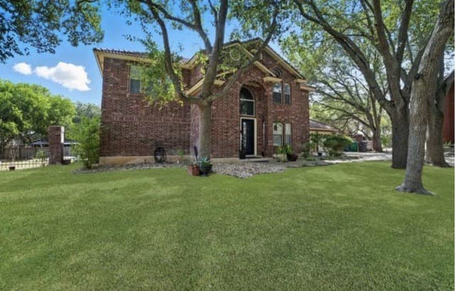5-bedroom rental at 3900 Creek Spg in San Antonio, TX — photo 2