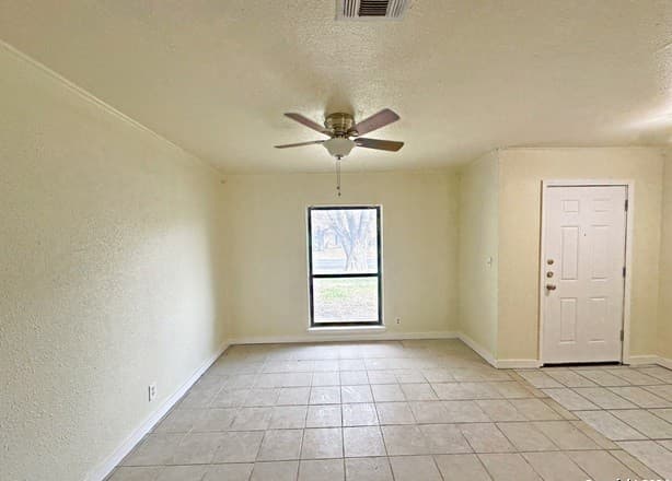 3-bedroom rental at 8707 Glen Bluff in San Antonio, TX — photo 3