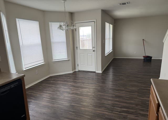 3-bedroom rental at 6630 Hartnet Fields in Converse, TX — photo 2