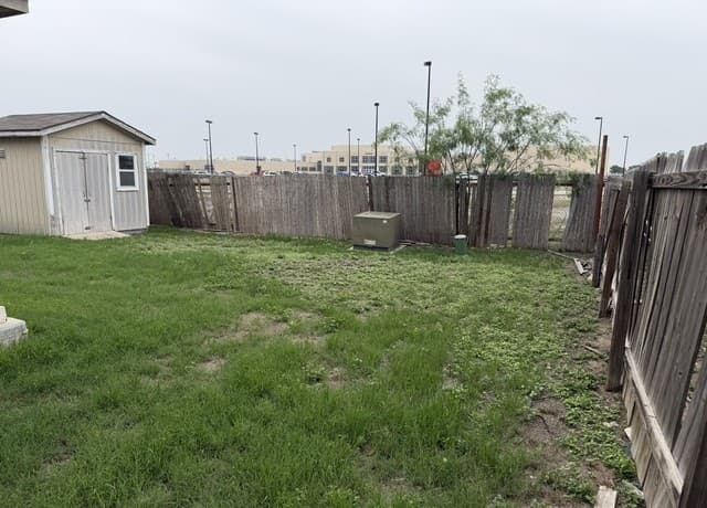 3-bedroom rental at 6630 Hartnet Fields in Converse, TX — photo 3