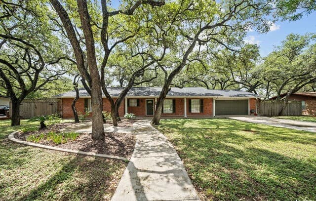 3-bedroom rental at 202 Donella Dr in Hollywood Park TX