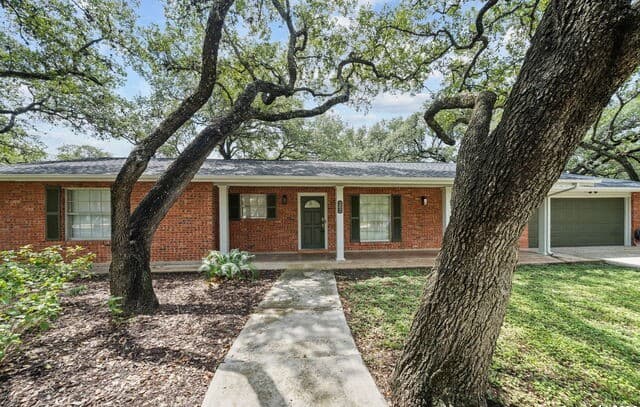 3-bedroom rental at 202 Donella Dr in Hollywood Park, TX — photo 2