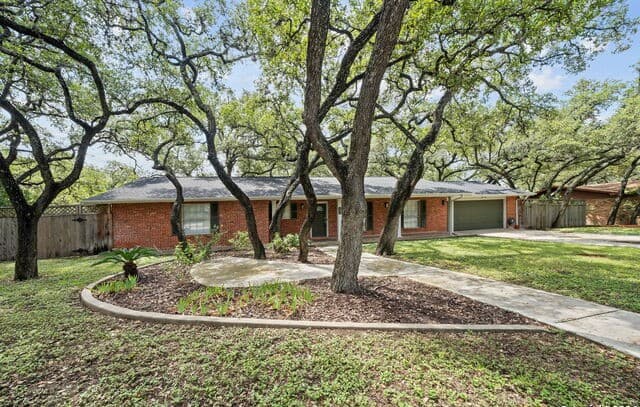 3-bedroom rental at 202 Donella Dr in Hollywood Park, TX — photo 3