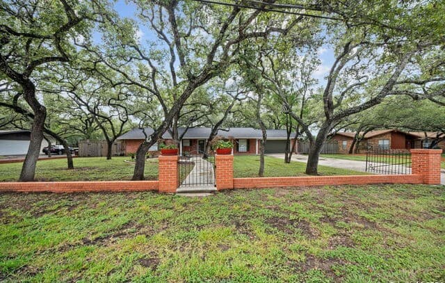 3-bedroom rental at 202 Donella Dr in Hollywood Park, TX — photo 4