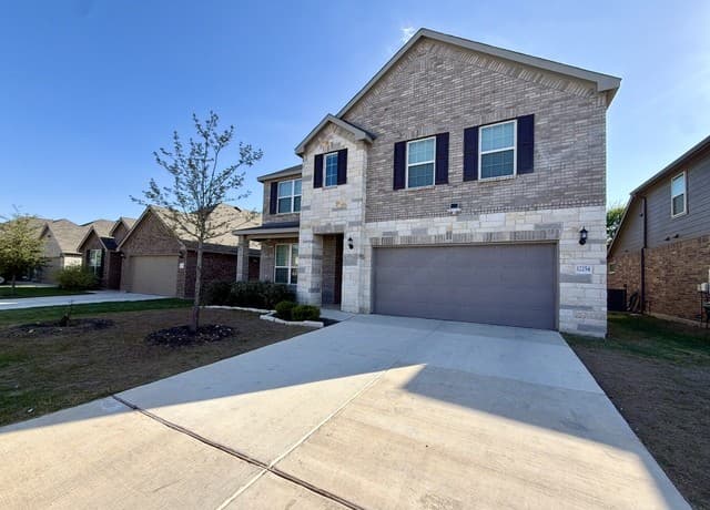4-bedroom rental at 12254 Black Hat in San Antonio, TX — photo 2