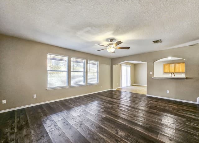 4-bedroom rental at 119 Hallie in San Antonio, TX — photo 3