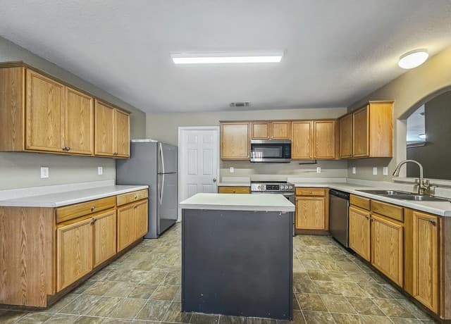 4-bedroom rental at 119 Hallie in San Antonio, TX — photo 4