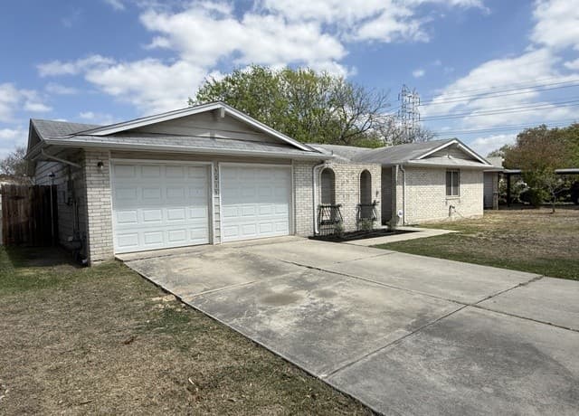 3-bedroom rental at 5015 David Scott in Kirby, TX — photo 2