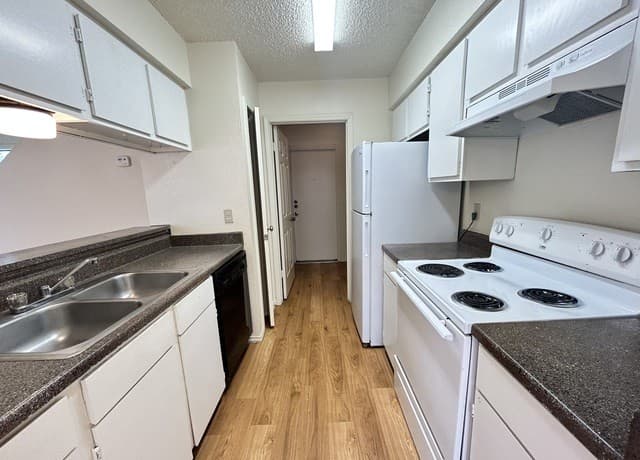 2-bedroom rental at 14445 Woods Hole Dr in San Antonio, TX — photo 4
