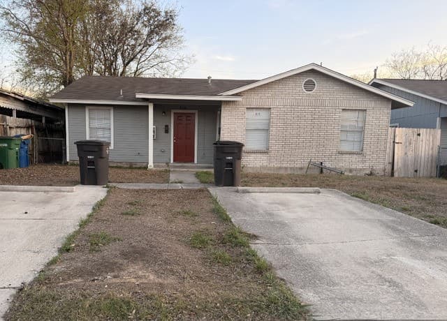 2-bedroom rental at 810 W Olmos in San Antonio TX