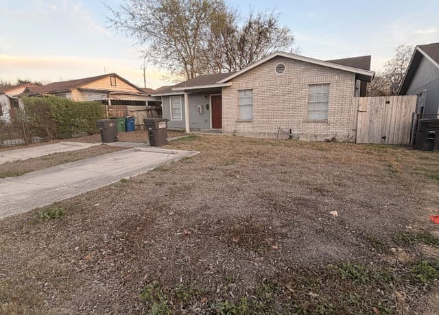 2-bedroom rental at 810 W Olmos in San Antonio, TX — photo 3