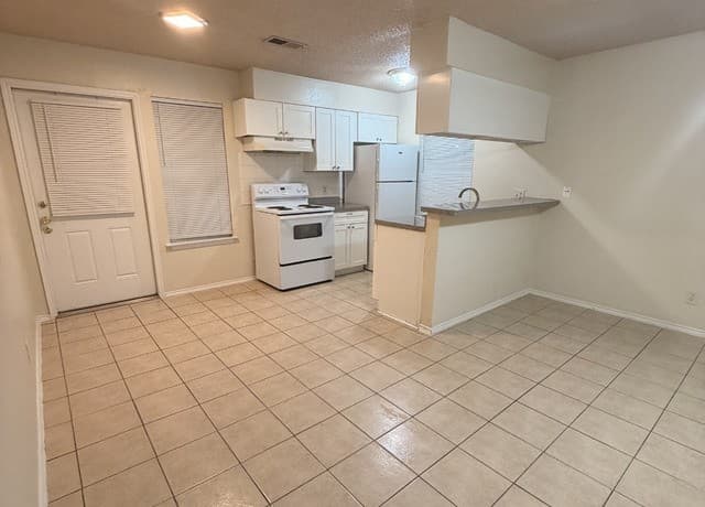 2-bedroom rental at 810 W Olmos in San Antonio, TX — photo 4