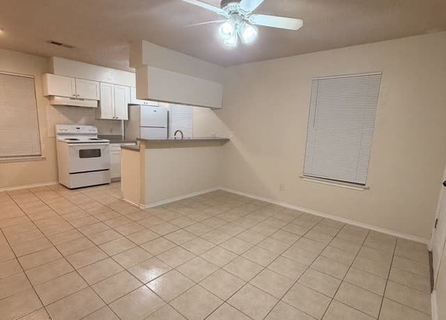2-bedroom rental at 810 W Olmos in San Antonio, TX — photo 5